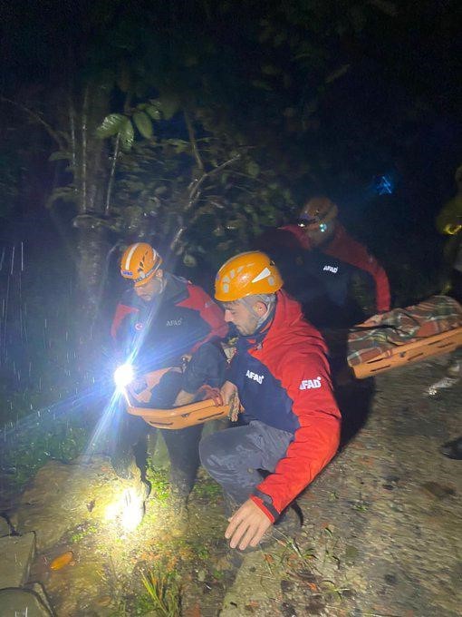 Rize’de heyelan riski nedeniyle bir ev tahliye edildi, yaşlı hasta sedye ile taşındı
