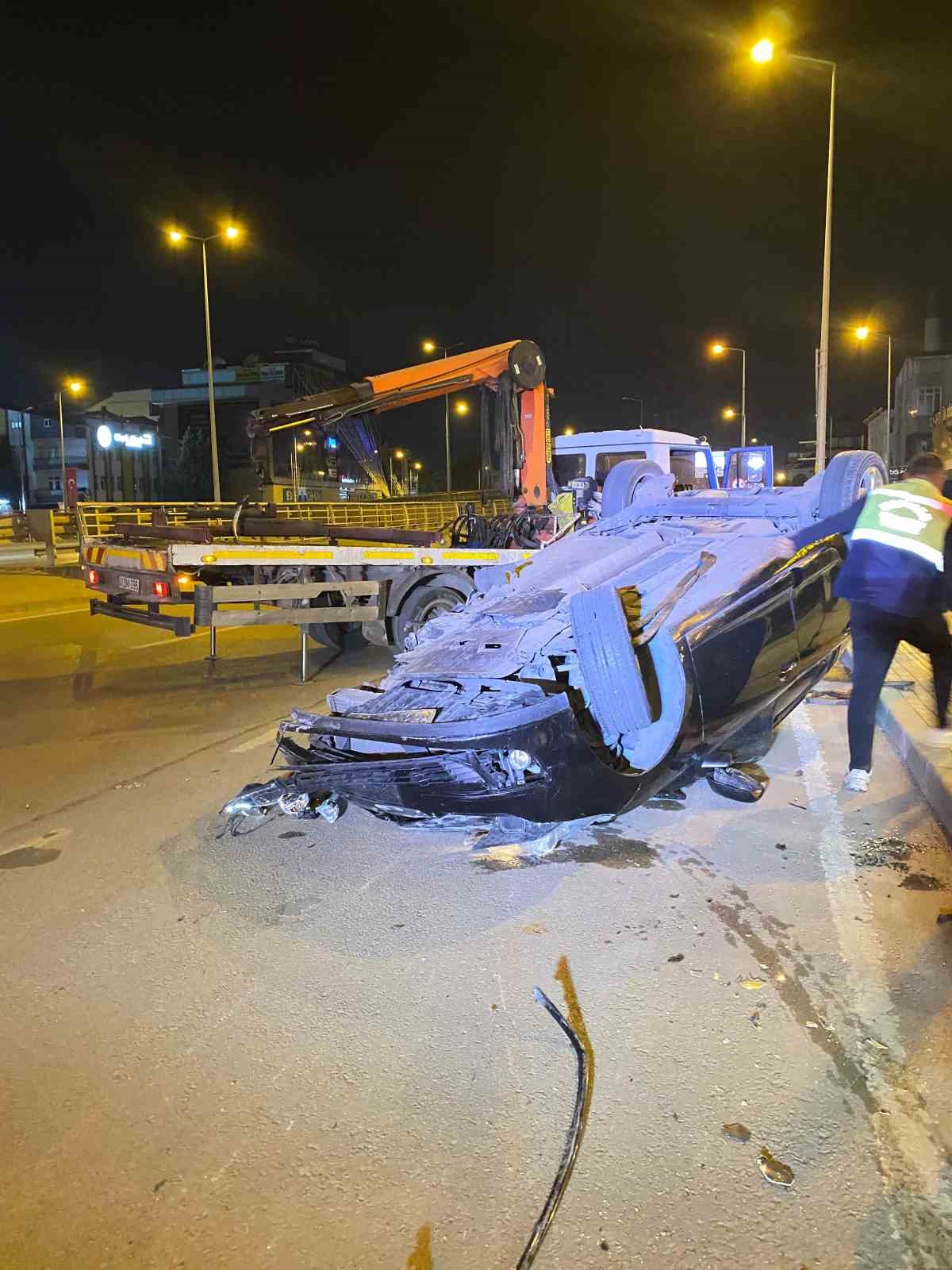 Takla atan otomobildeki 3 kişi yaralandı
