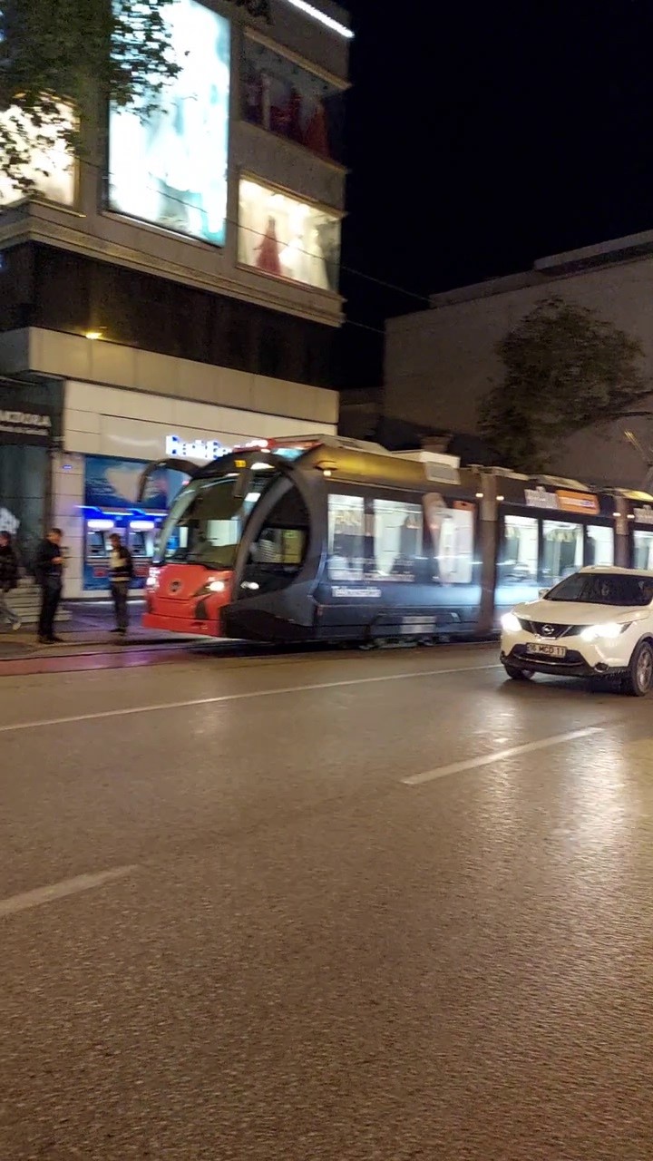 Tramvay yoluna park eden sürücü seferleri aksattı
