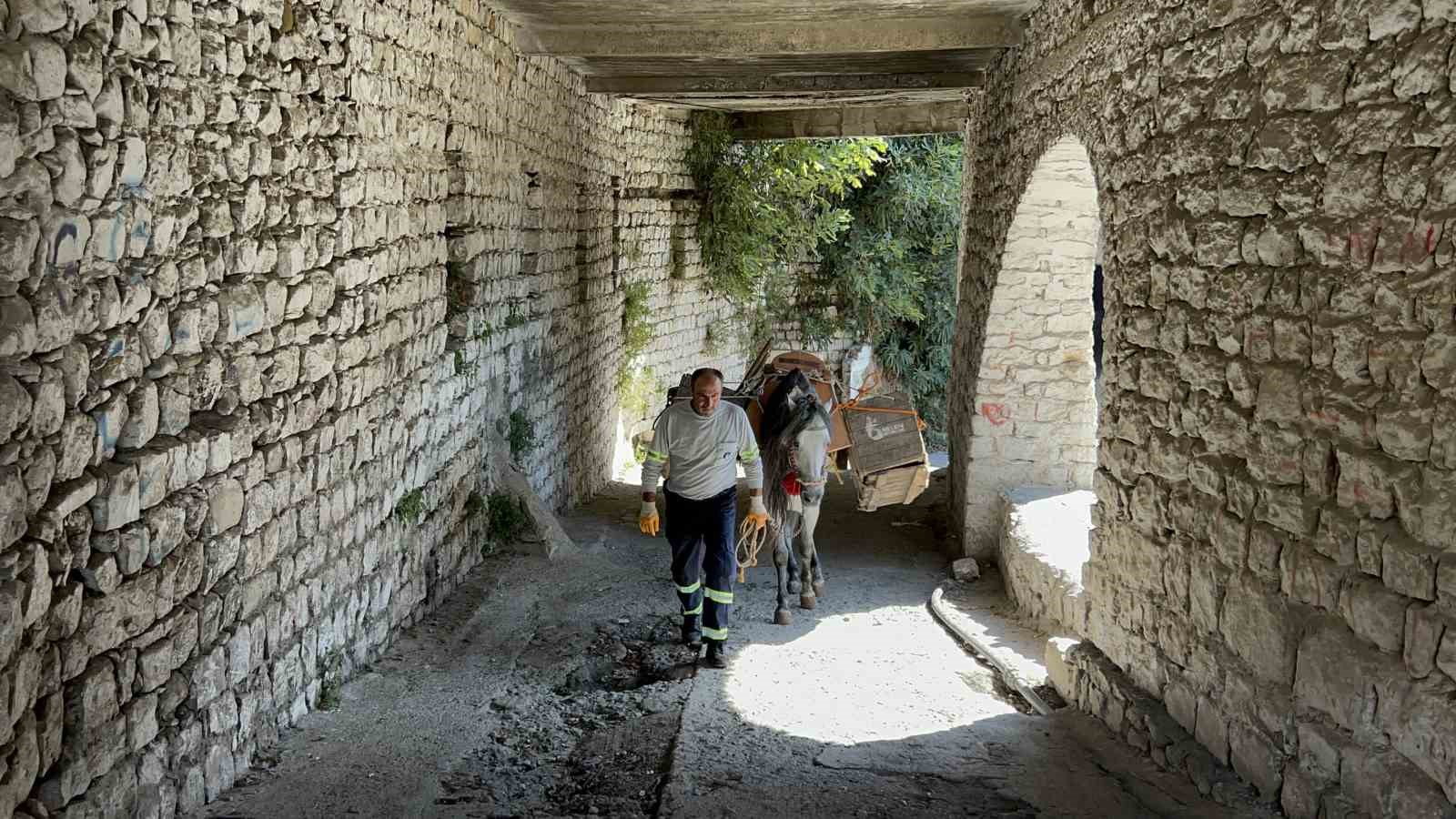 Araç giremeyen dar ve engebeli sokakların temizliği Kıroğlan’dan soruluyor
