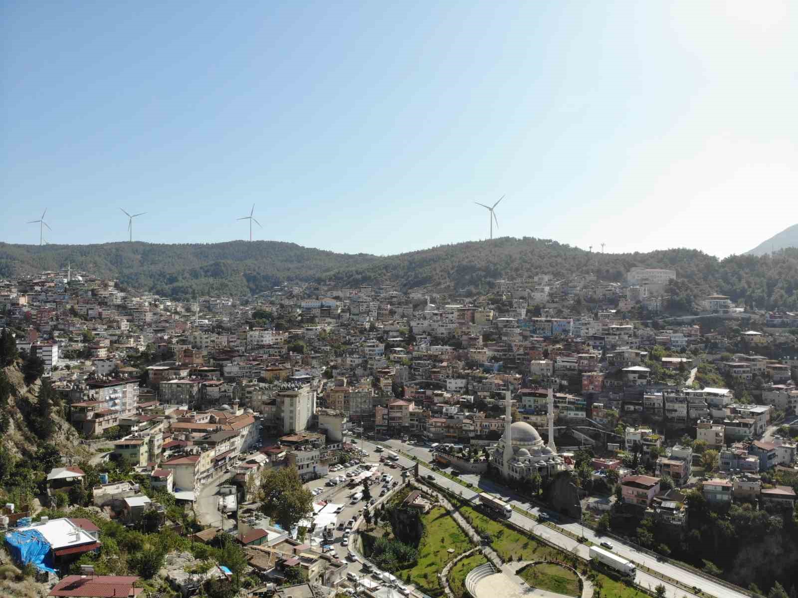 Araç giremeyen dar ve engebeli sokakların temizliği Kıroğlan’dan soruluyor
