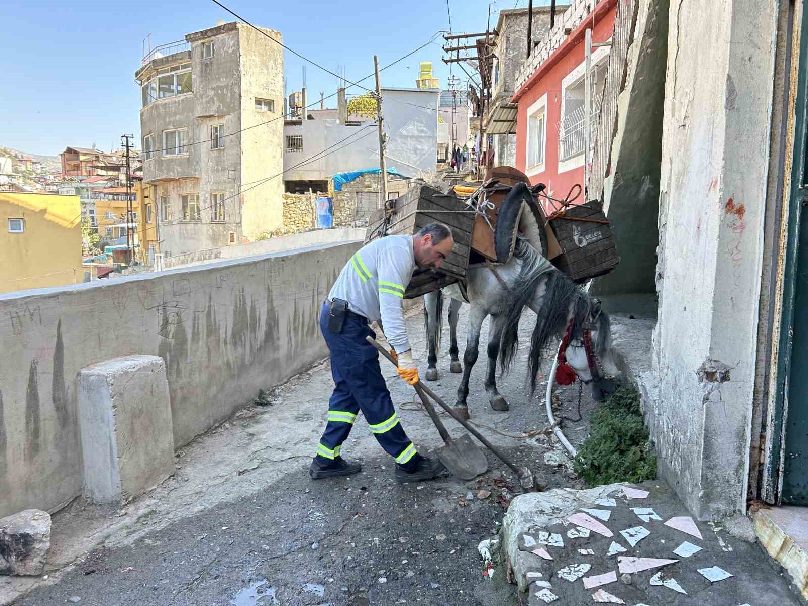 Araç giremeyen dar ve engebeli sokakların temizliği Kıroğlan’dan soruluyor
