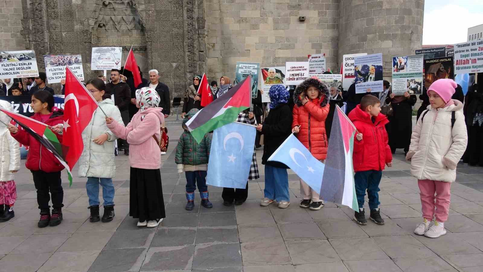 Sağlık çalışanları sessiz yürüyüşlerini 50’nci haftada da sürdürdü
