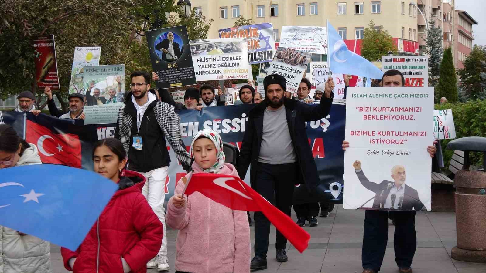 Sağlık çalışanları sessiz yürüyüşlerini 50’nci haftada da sürdürdü
