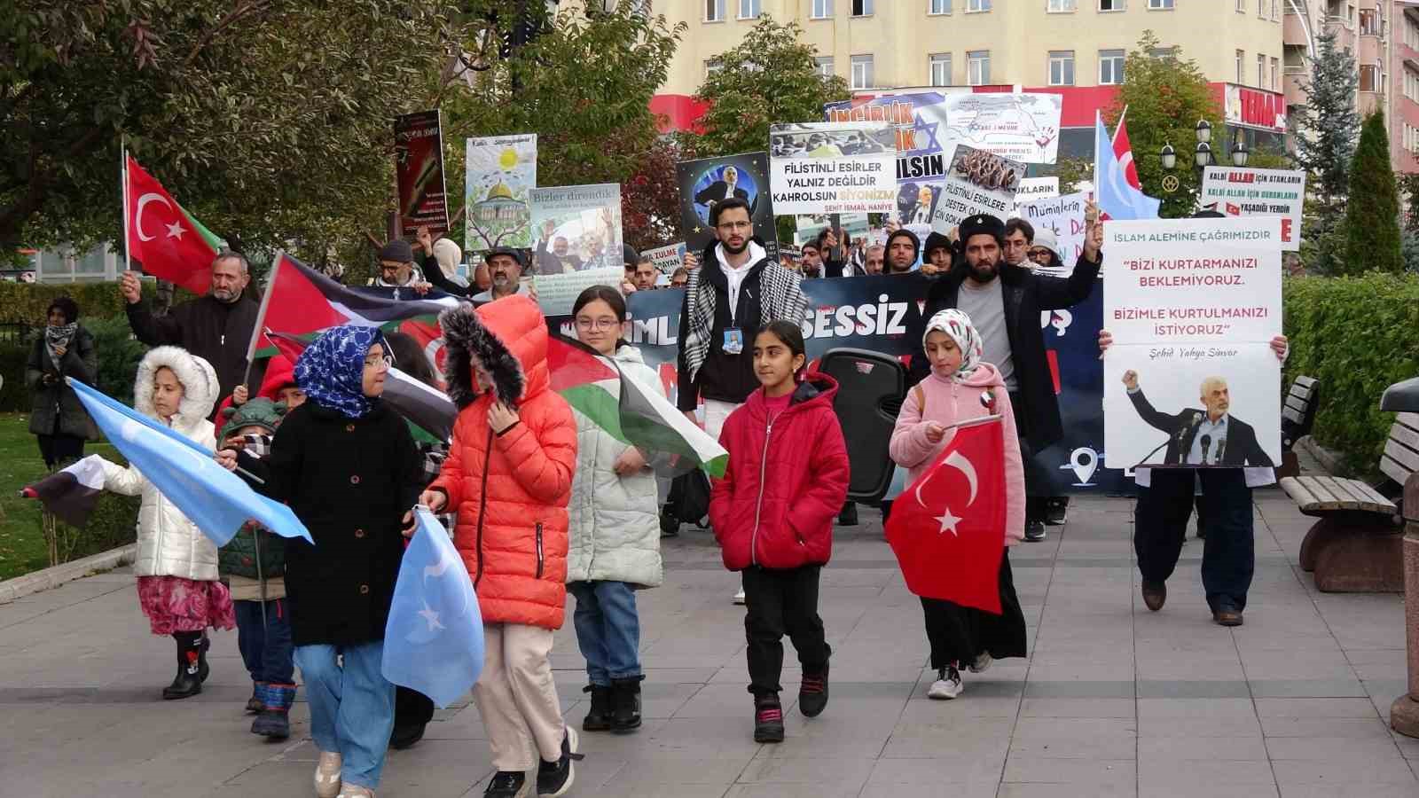 Sağlık çalışanları sessiz yürüyüşlerini 50’nci haftada da sürdürdü
