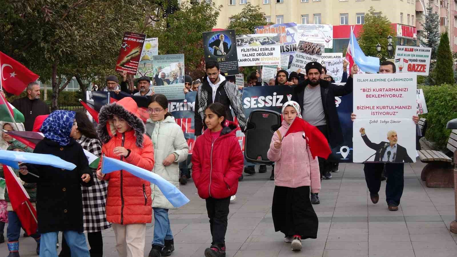 Sağlık çalışanları sessiz yürüyüşlerini 50’nci haftada da sürdürdü
