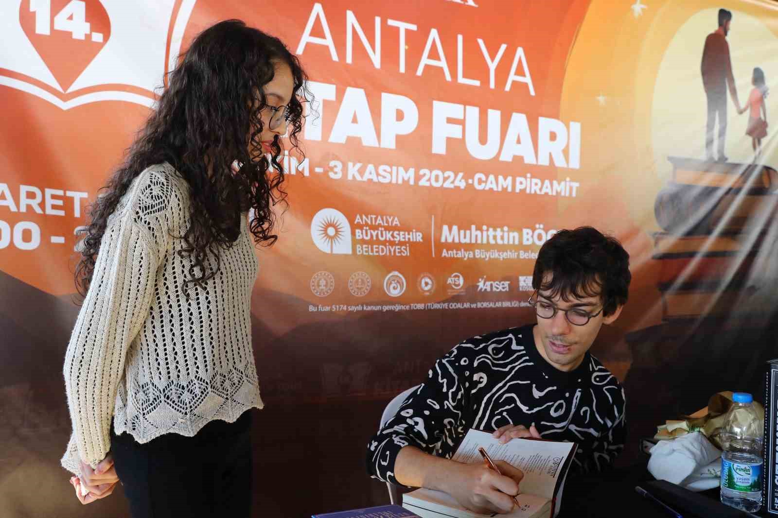 Antalya Kitap Fuarı ziyaretçi akınına uğruyor
