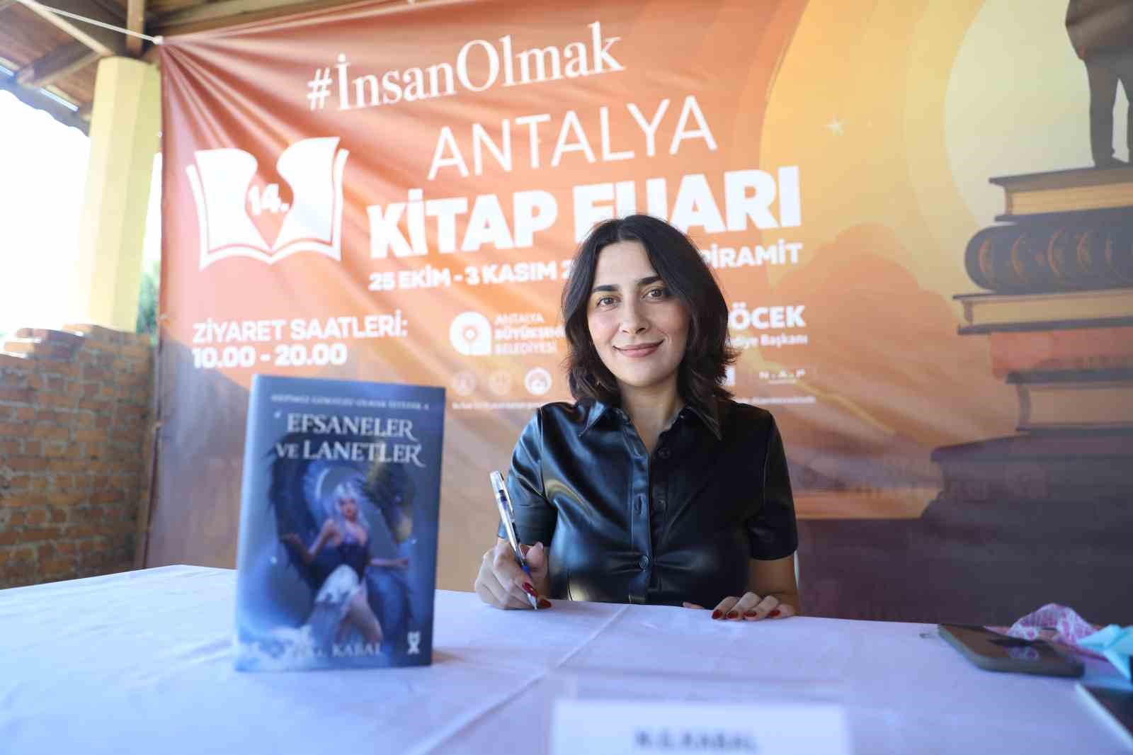 Antalya Kitap Fuarı ziyaretçi akınına uğruyor
