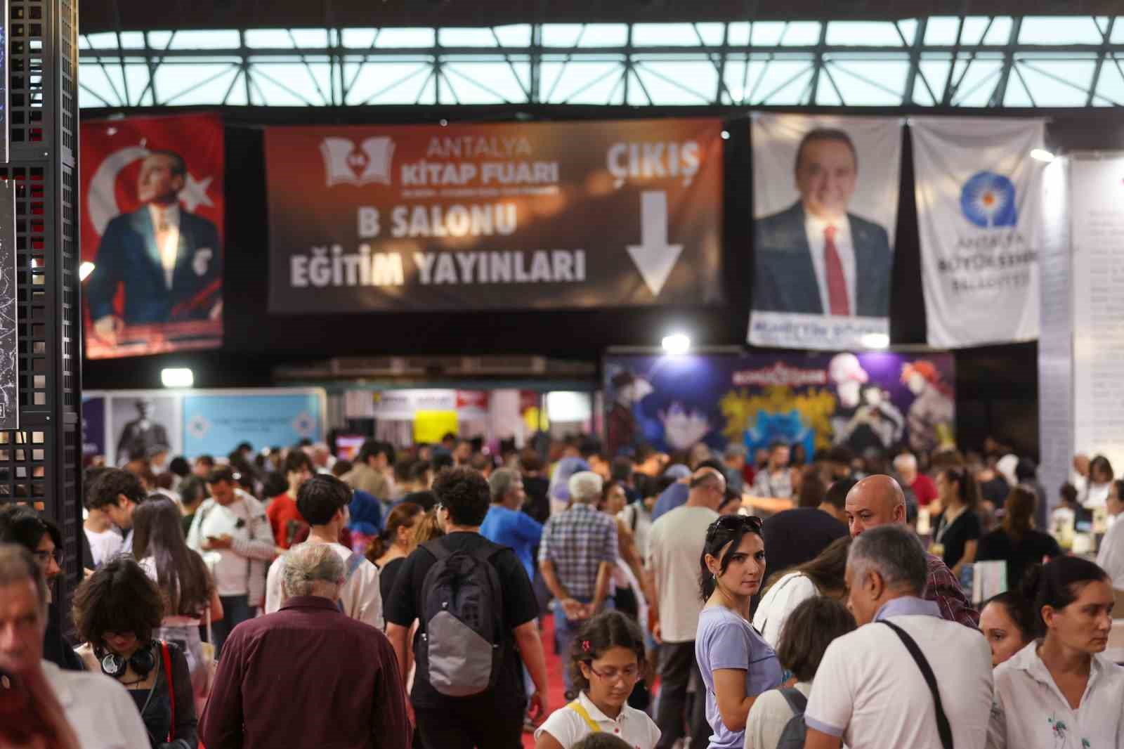 Antalya Kitap Fuarı ziyaretçi akınına uğruyor
