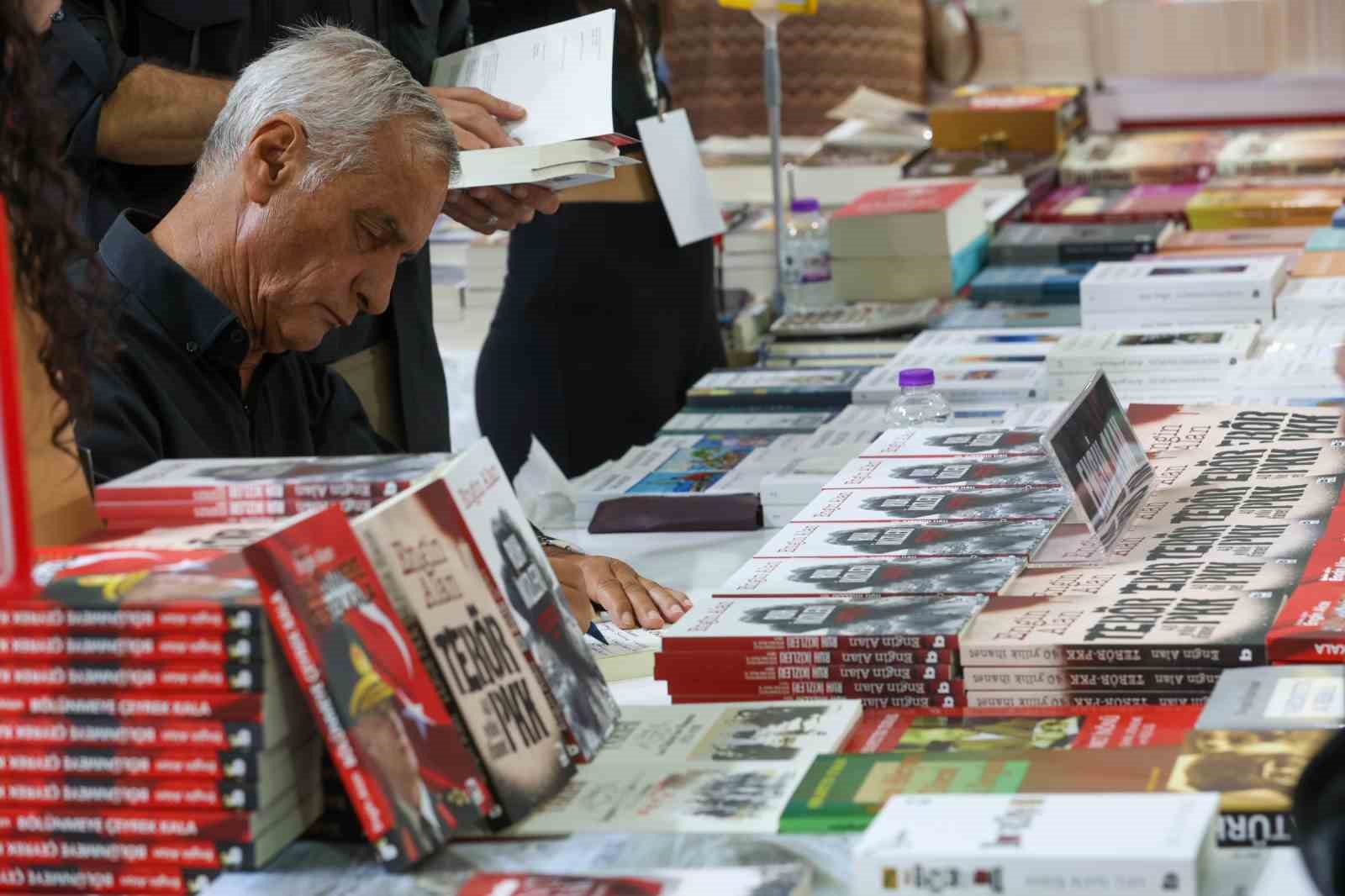 Antalya Kitap Fuarı ziyaretçi akınına uğruyor
