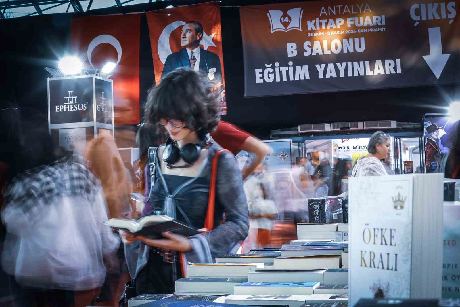 Antalya Kitap Fuarı ziyaretçi akınına uğruyor
