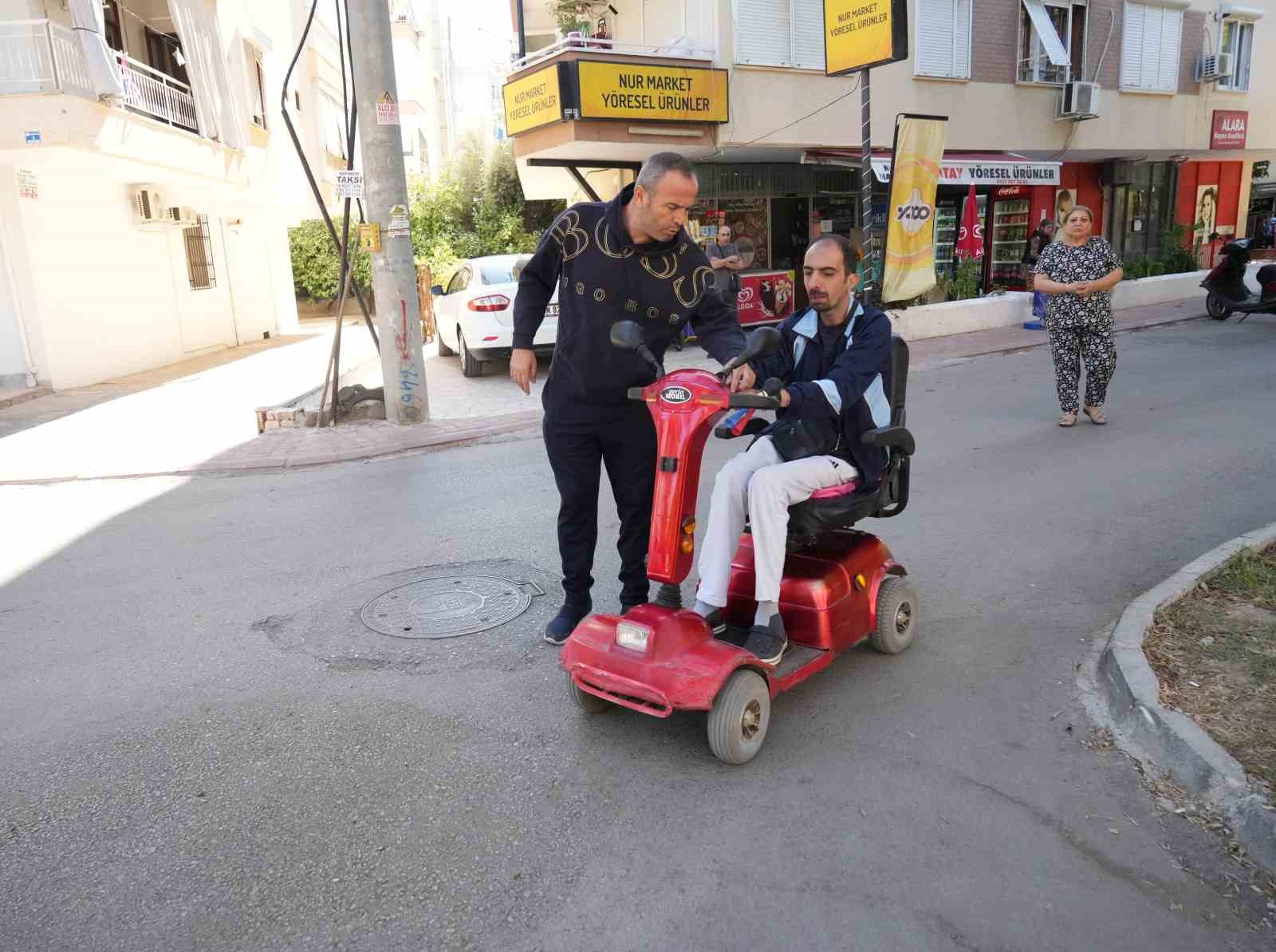 Hataylı engelli depremzedenin akülü araba hayali dolandırıcı ile son buldu
