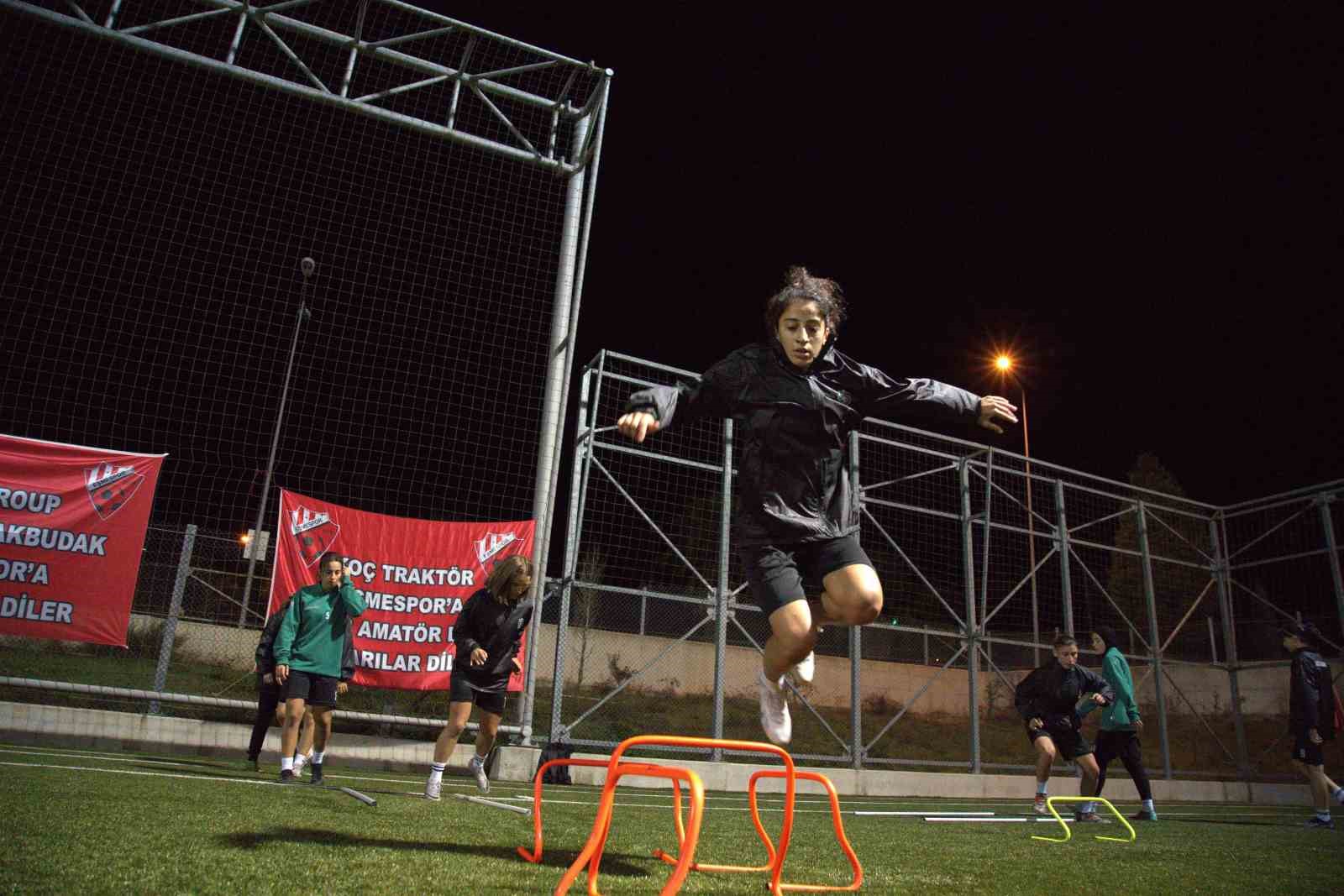 14 yaşında Sümeyye, kadın futbol ligleri tarihine geçti
