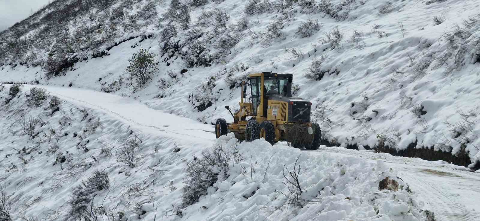 Yayla yollarında karla mücadele çalışmaları sürüyor
