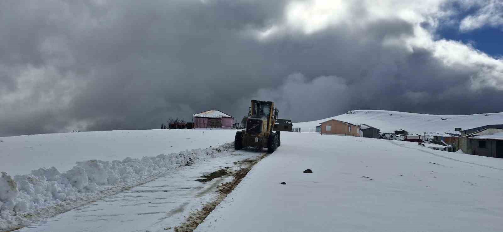 Yayla yollarında karla mücadele çalışmaları sürüyor
