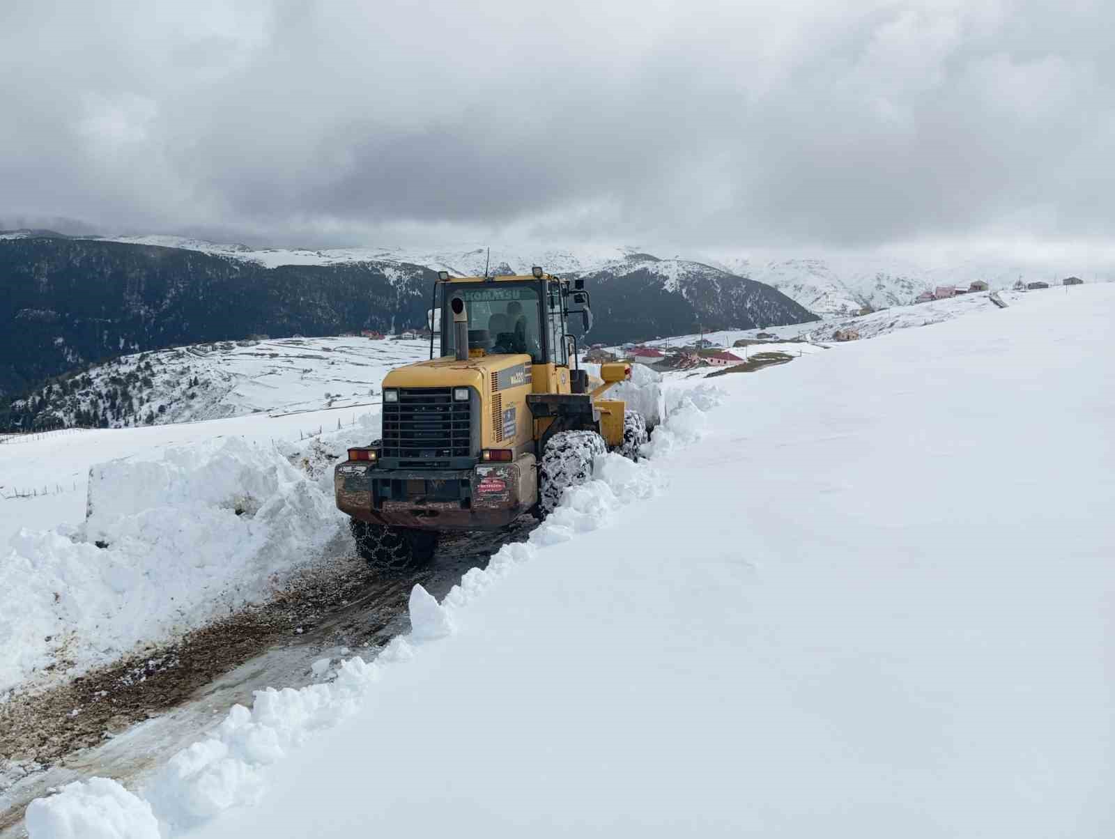 Yayla yollarında karla mücadele çalışmaları sürüyor
