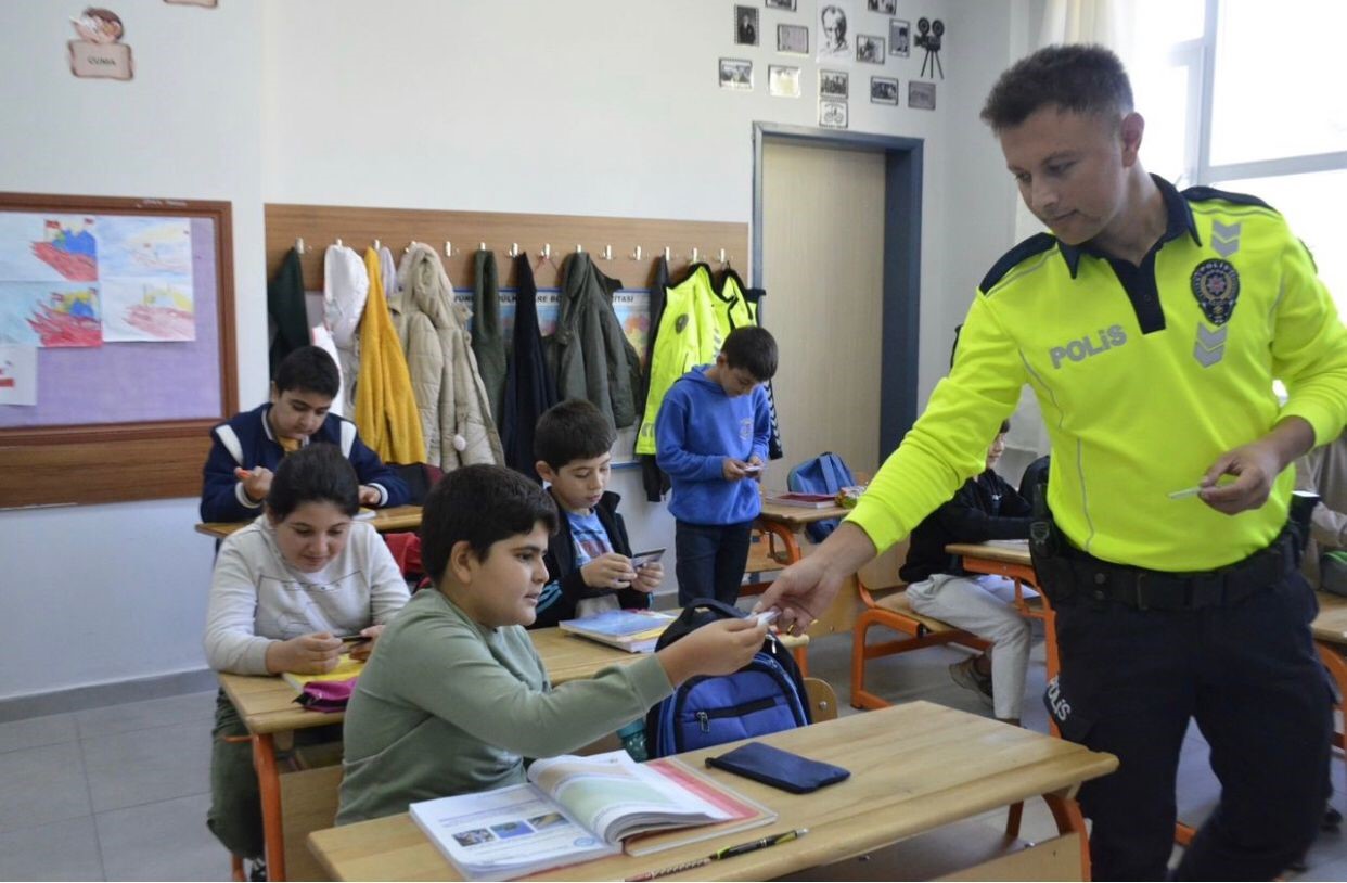 Tut ilçesinde öğrencilere trafik eğitimi verildi
