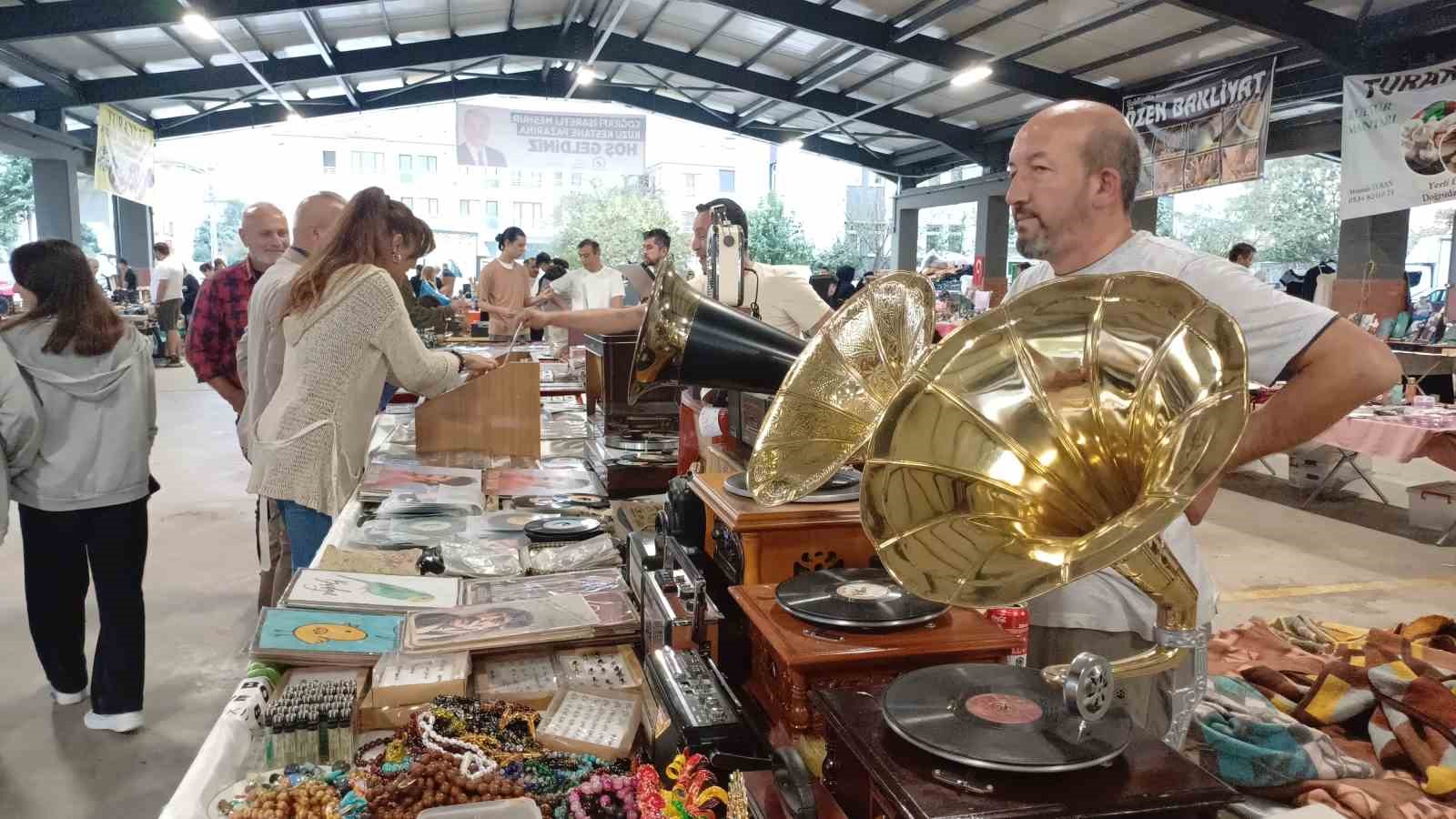 Taş plaklar teknolojiye meydan okuyor
