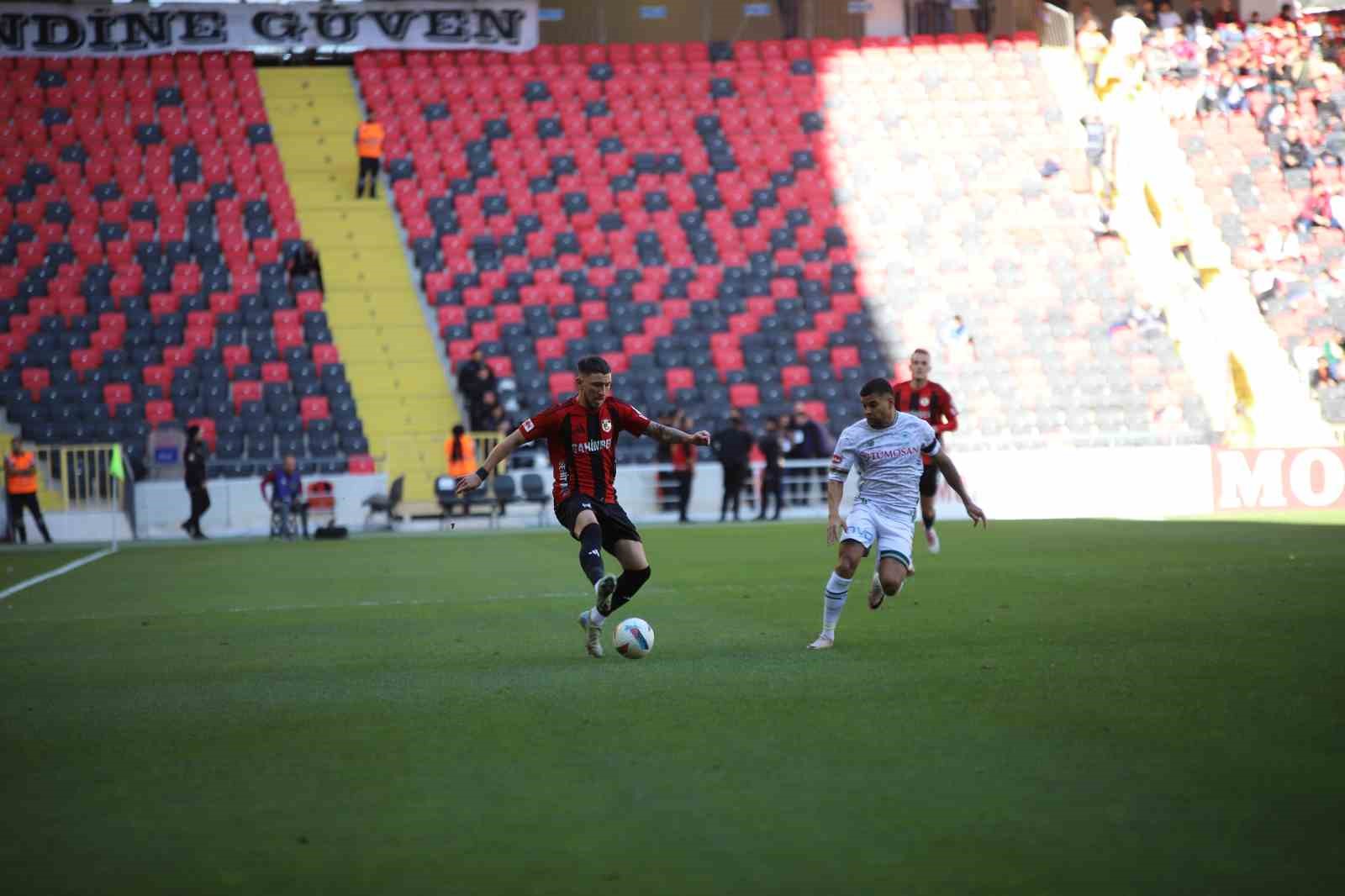 Trendyol Süper Lig: Gaziantep FK: 1 - Konyaspor: 1 (İlk yarı)
