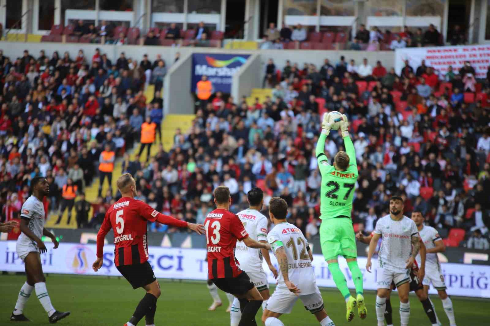 Trendyol Süper Lig: Gaziantep FK: 1 - Konyaspor: 1 (İlk yarı)
