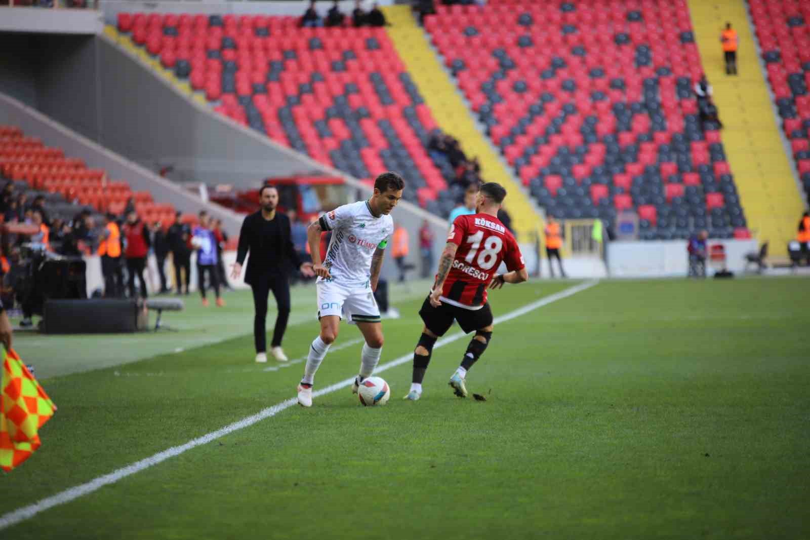 Trendyol Süper Lig: Gaziantep FK: 1 - Konyaspor: 1 (İlk yarı)
