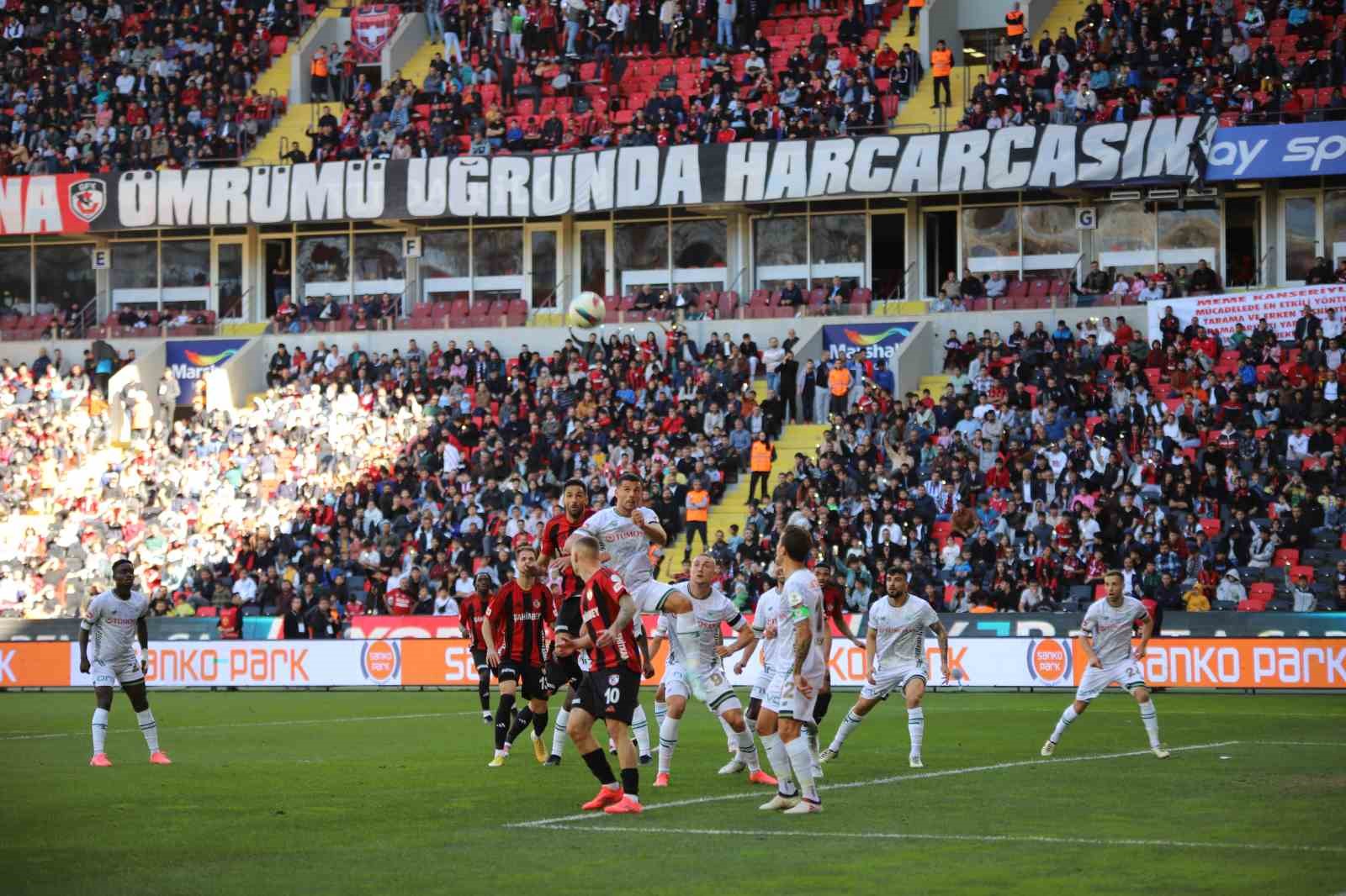 Trendyol Süper Lig: Gaziantep FK: 1 - Konyaspor: 1 (İlk yarı)
