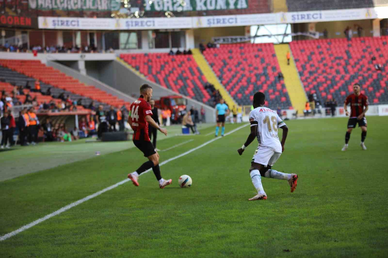 Trendyol Süper Lig: Gaziantep FK: 1 - Konyaspor: 1 (İlk yarı)
