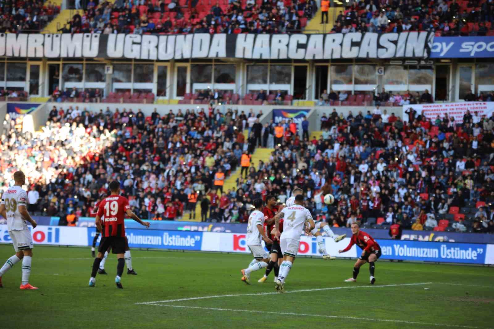 Trendyol Süper Lig: Gaziantep FK: 1 - Konyaspor: 1 (İlk yarı)
