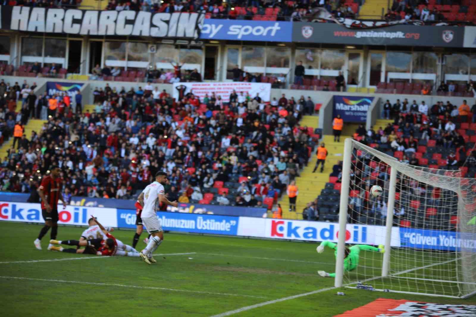 Trendyol Süper Lig: Gaziantep FK: 1 - Konyaspor: 1 (İlk yarı)
