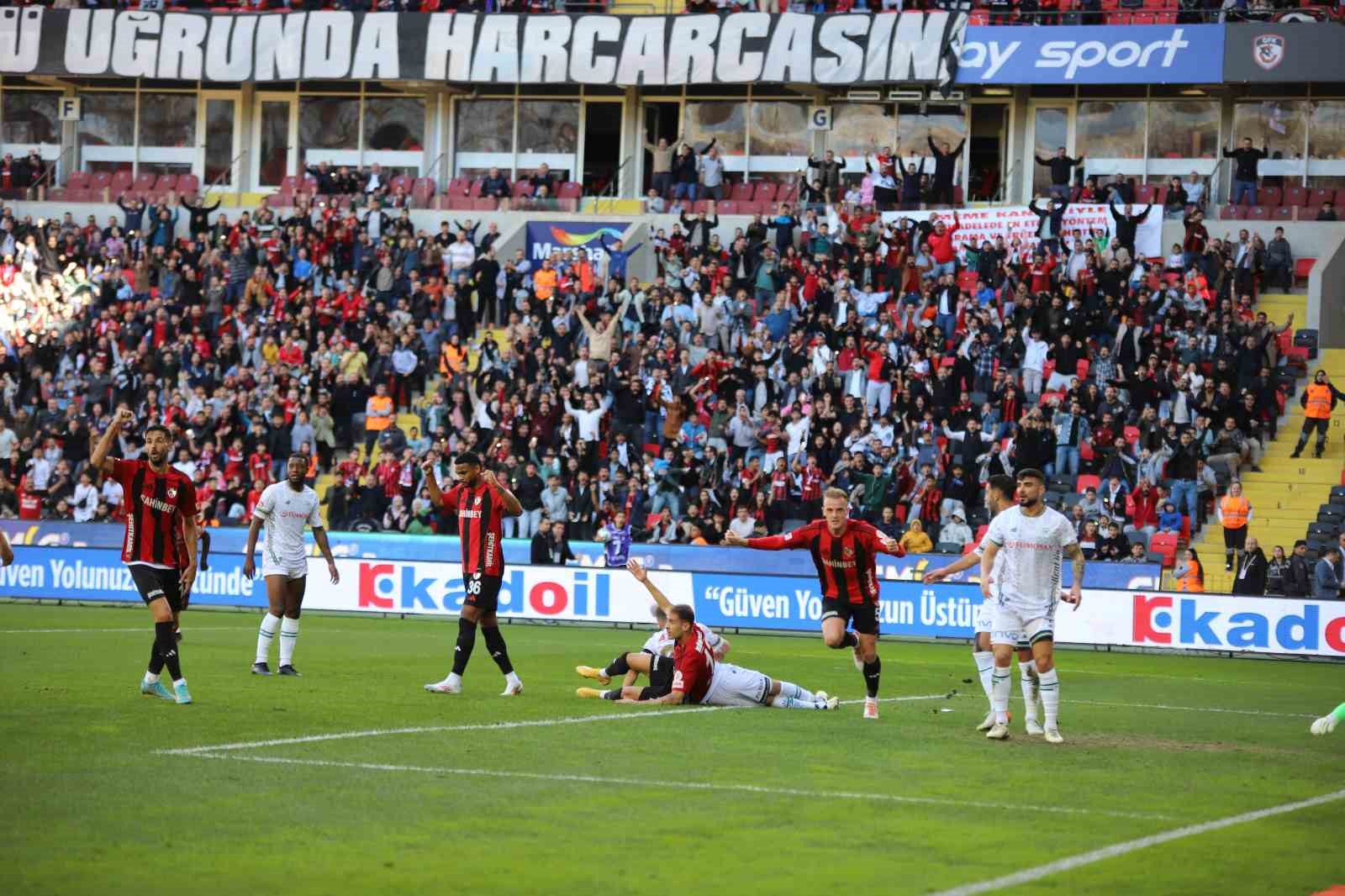 Trendyol Süper Lig: Gaziantep FK: 1 - Konyaspor: 1 (İlk yarı)
