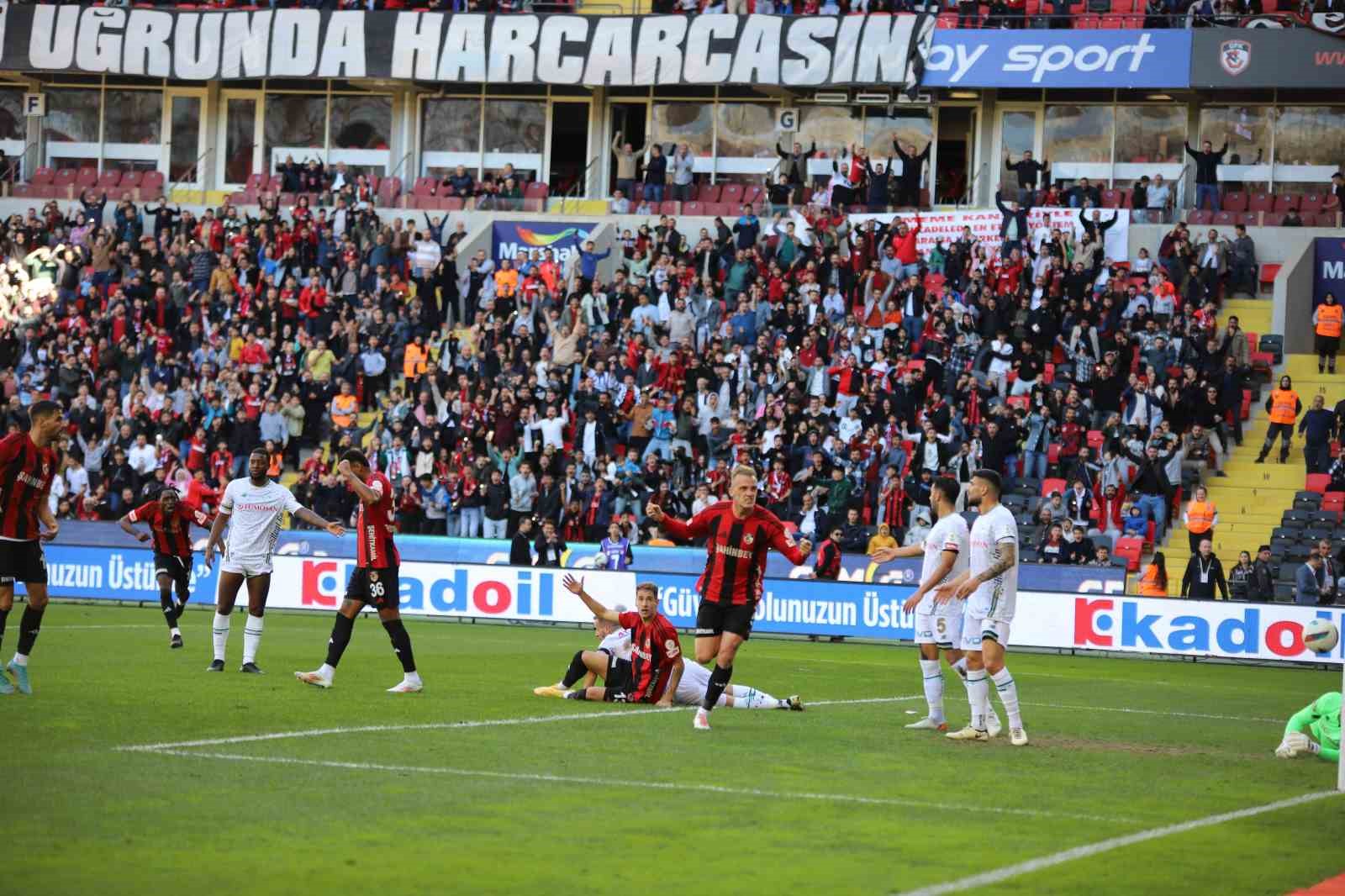 Trendyol Süper Lig: Gaziantep FK: 1 - Konyaspor: 1 (İlk yarı)
