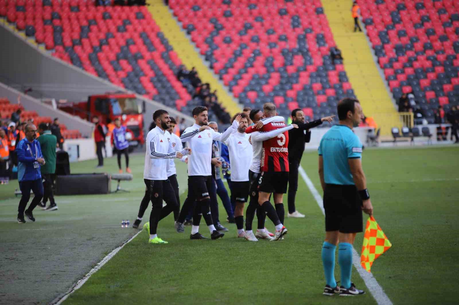 Trendyol Süper Lig: Gaziantep FK: 1 - Konyaspor: 1 (İlk yarı)
