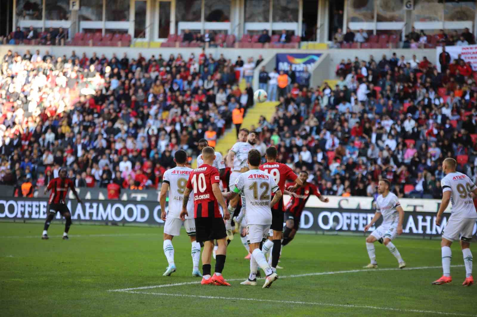 Trendyol Süper Lig: Gaziantep FK: 1 - Konyaspor: 1 (İlk yarı)
