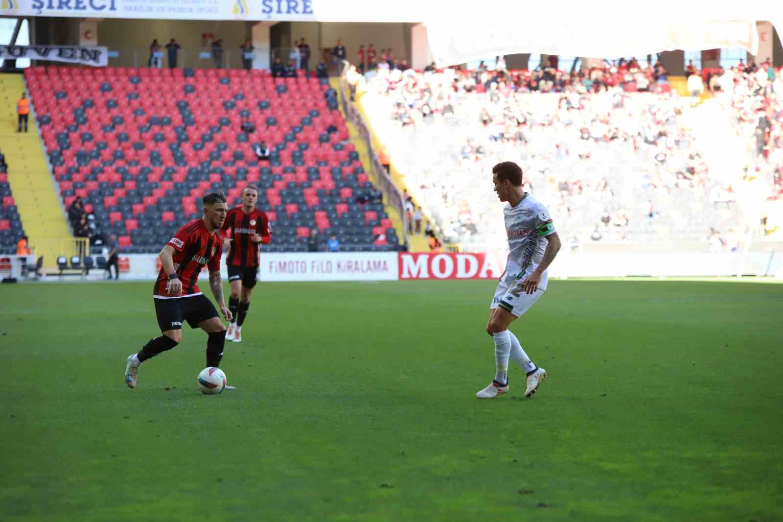 Trendyol Süper Lig: Gaziantep FK: 1 - Konyaspor: 1 (İlk yarı)
