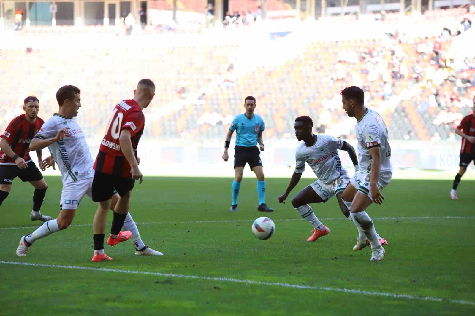 Trendyol Süper Lig: Gaziantep FK: 1 - Konyaspor: 1 (İlk yarı)
