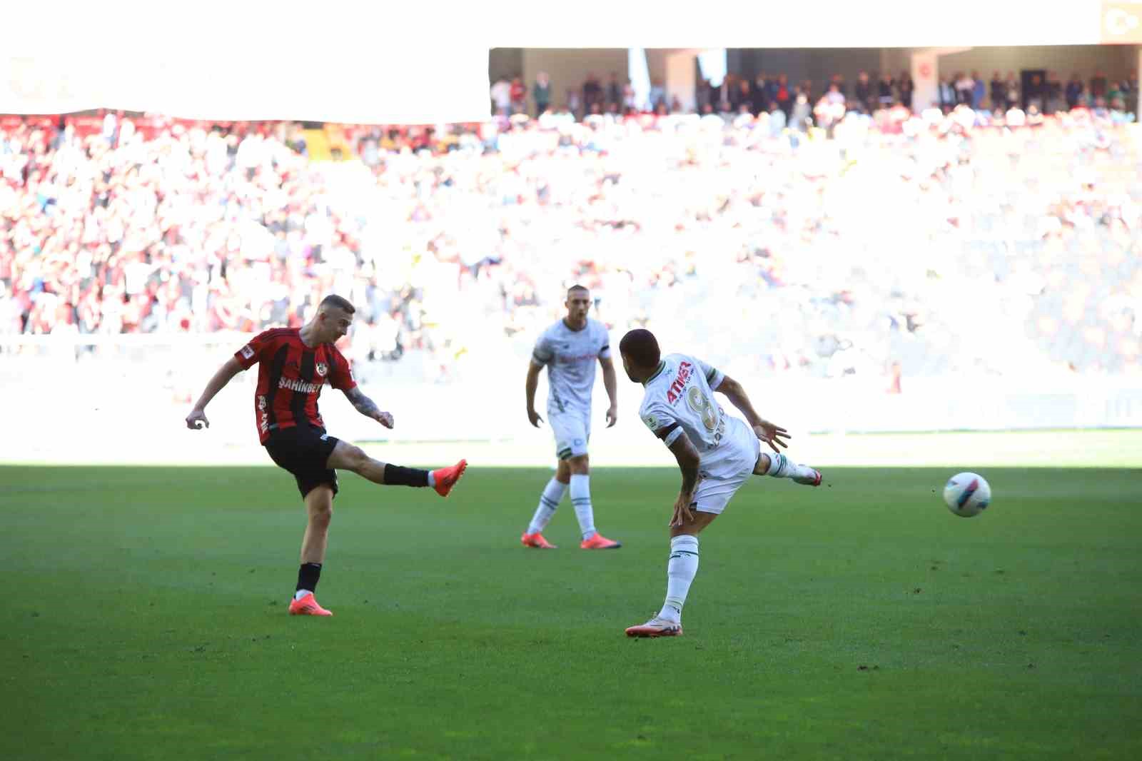 Trendyol Süper Lig: Gaziantep FK: 1 - Konyaspor: 1 (İlk yarı)
