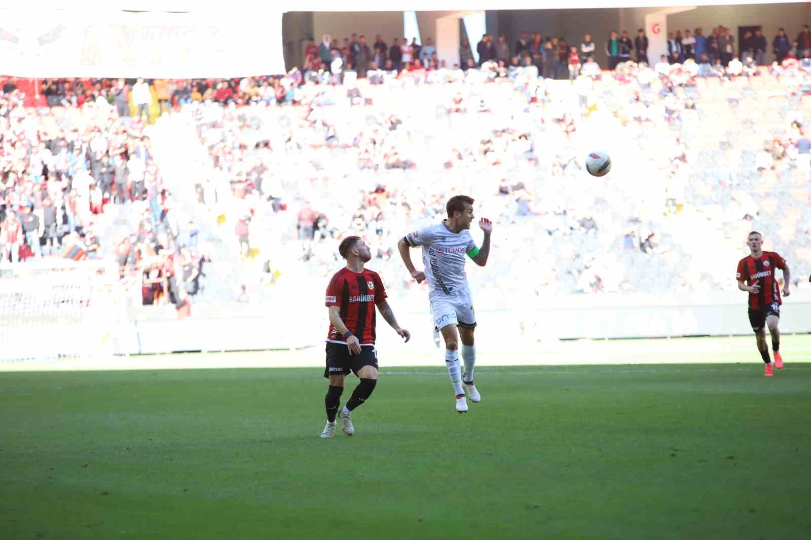 Trendyol Süper Lig: Gaziantep FK: 1 - Konyaspor: 1 (İlk yarı)
