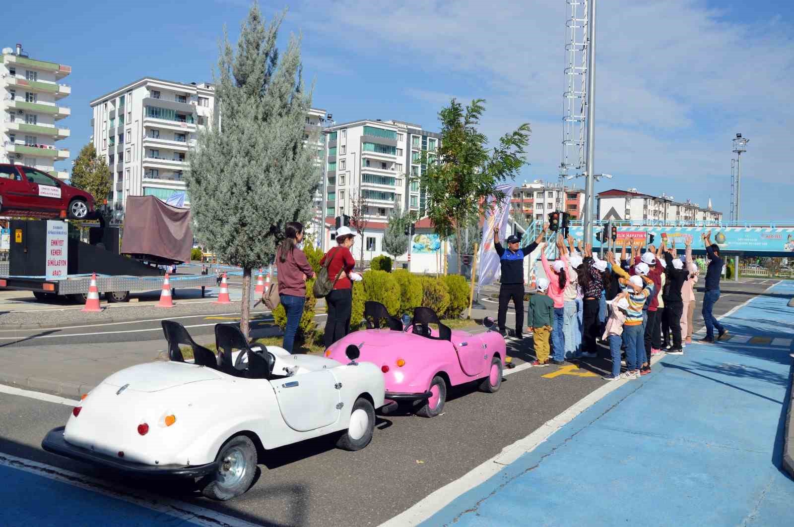 Diyarbakır’da çocuklar için trafik ve itfaiye güvenliği eğitimi düzenlendi
