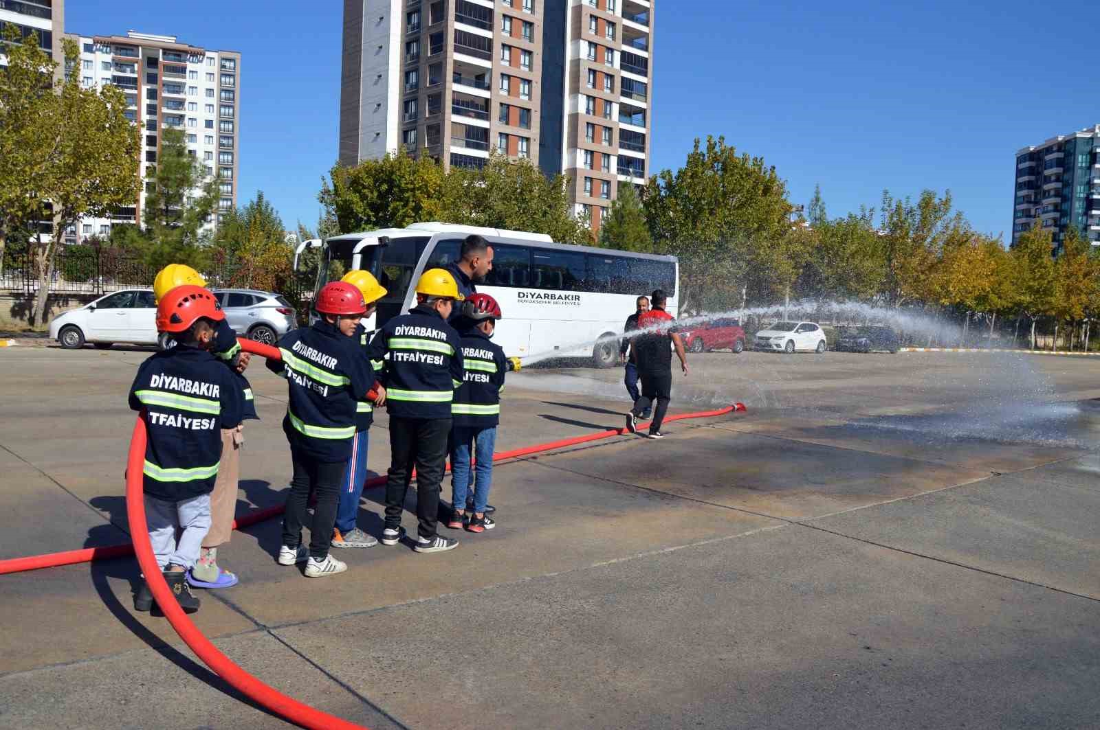 Diyarbakır’da çocuklar için trafik ve itfaiye güvenliği eğitimi düzenlendi
