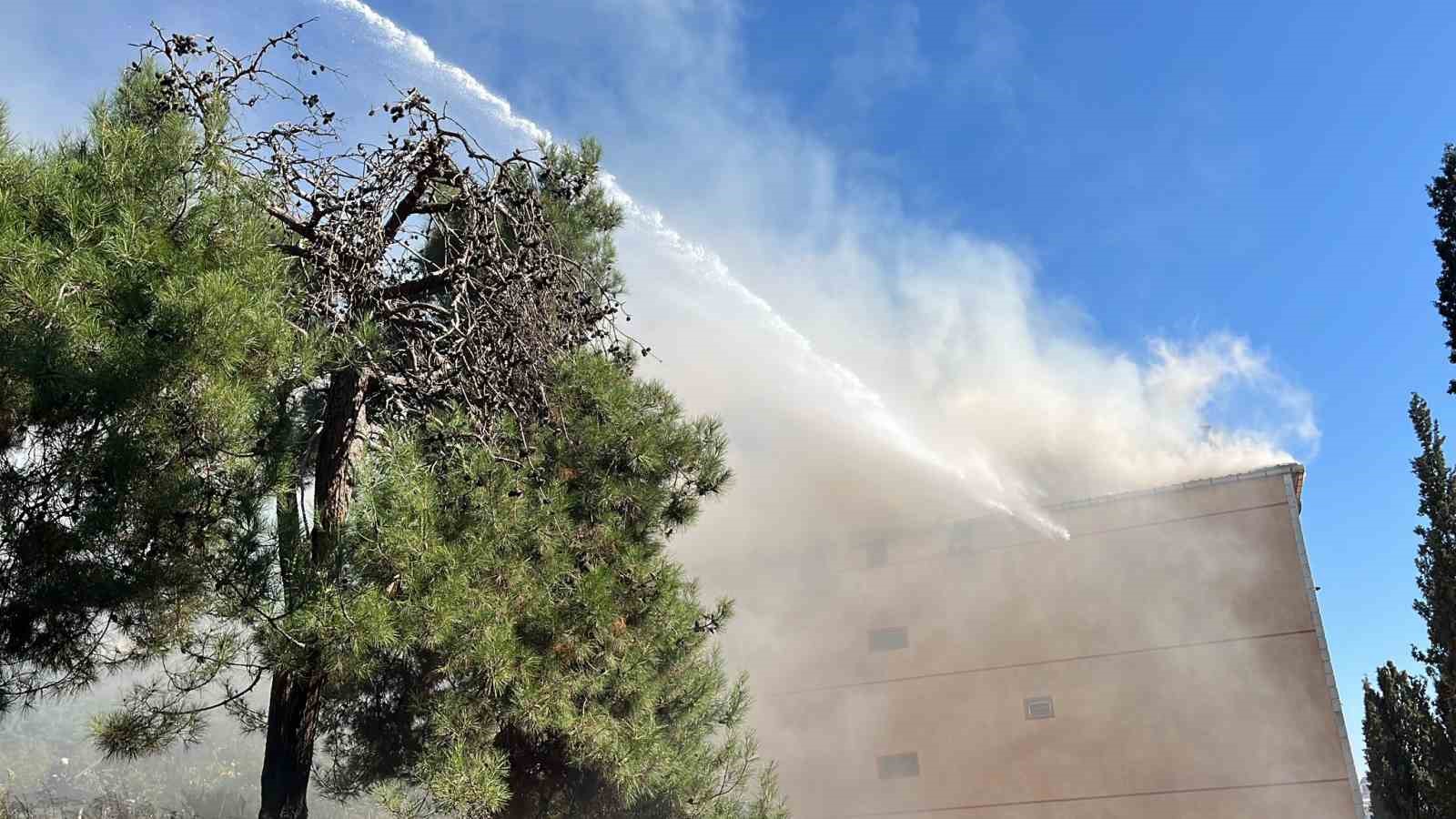 Çatı alevlere teslim oldu: Yangın 45 dakikada söndürüldü
