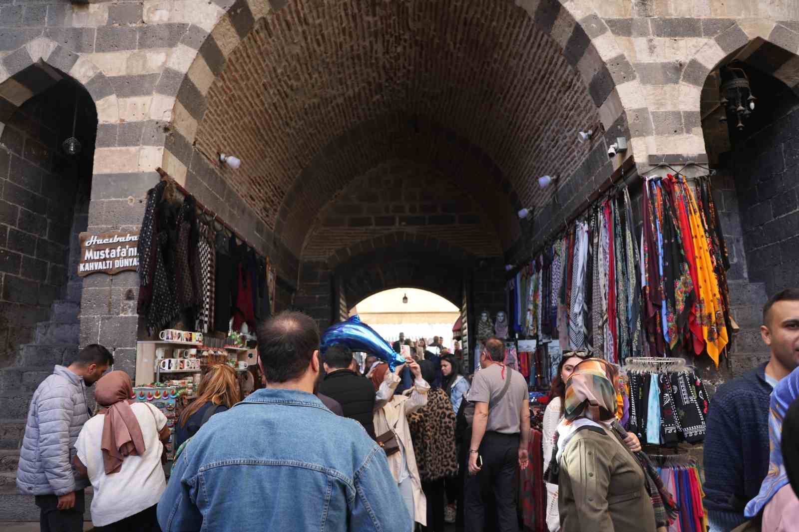 10 bin yıldır yaşamın aralıksız devam ettiği Sur ilçesinde turizm yoğunluğu
