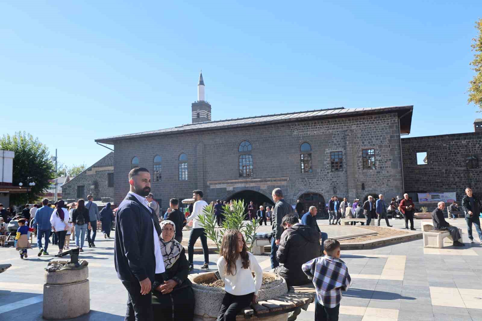 10 bin yıldır yaşamın aralıksız devam ettiği Sur ilçesinde turizm yoğunluğu
