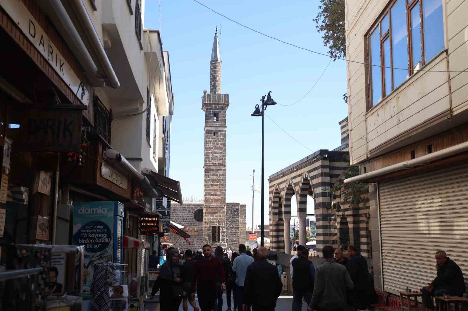 10 bin yıldır yaşamın aralıksız devam ettiği Sur ilçesinde turizm yoğunluğu
