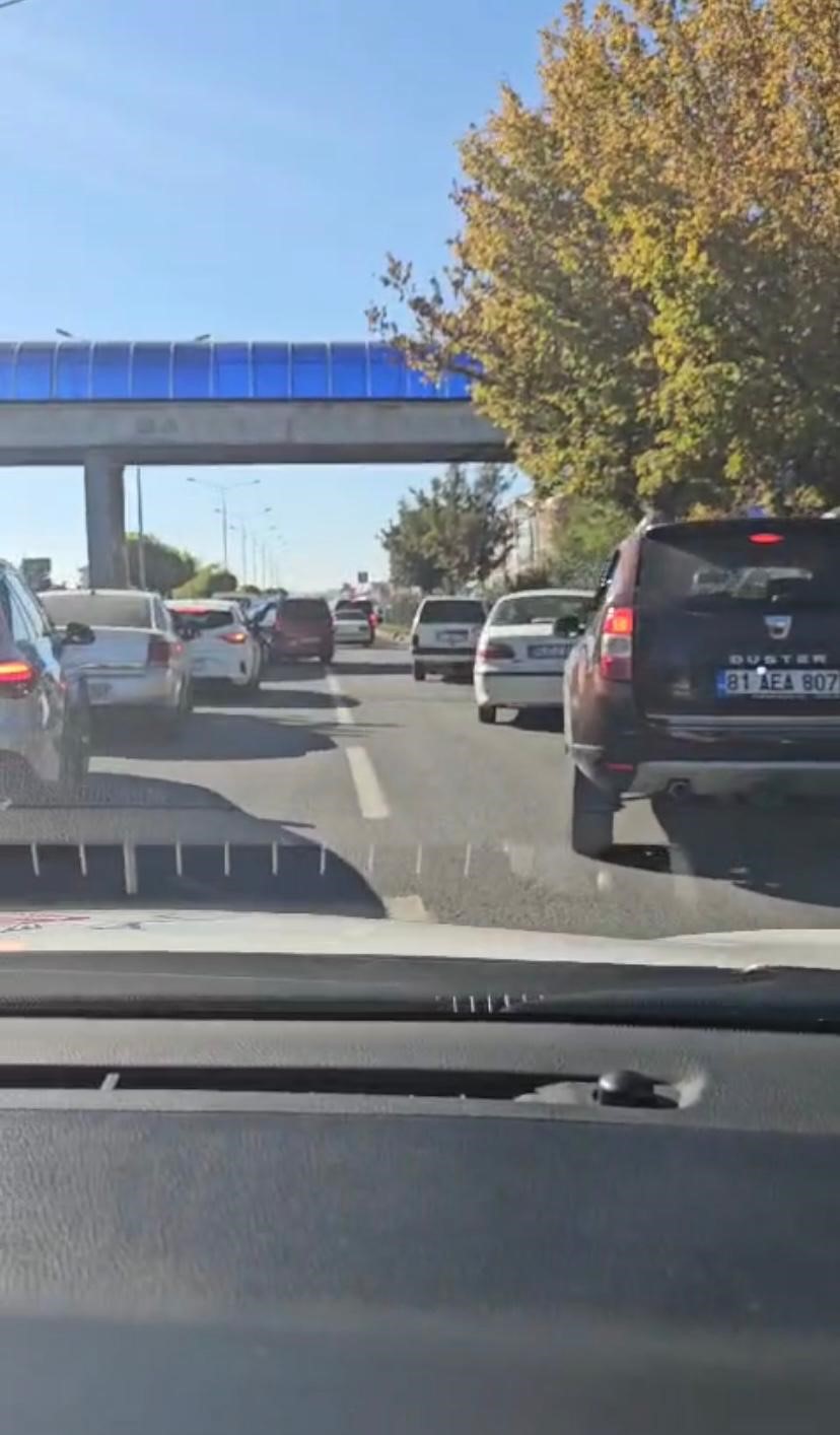 Kaza nedeniyle tıkanan yol, polis ekiplerine ’fermuar yöntemi’ ile açıldı
