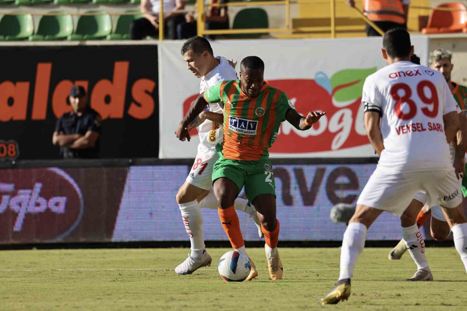 Trendyol Süper Lig: Alanyaspor: 1 - Antalyaspor: 0 (İlk yarı)
