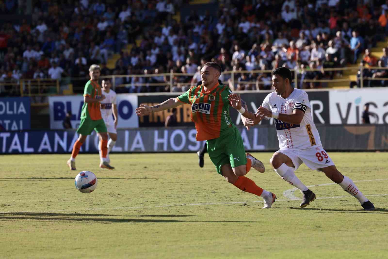 Trendyol Süper Lig: Alanyaspor: 1 - Antalyaspor: 0 (İlk yarı)
