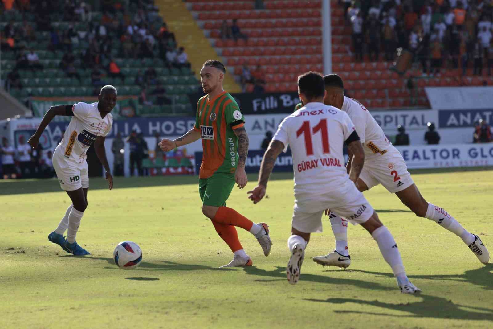 Trendyol Süper Lig: Alanyaspor: 1 - Antalyaspor: 0 (İlk yarı)
