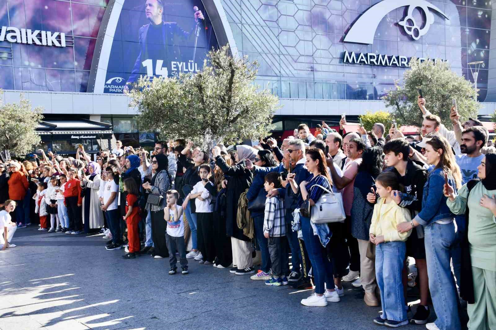 Esenyurt’ta 400 kişi Cumhuriyet’in 101. yılını zeybek oynayarak kutladı
