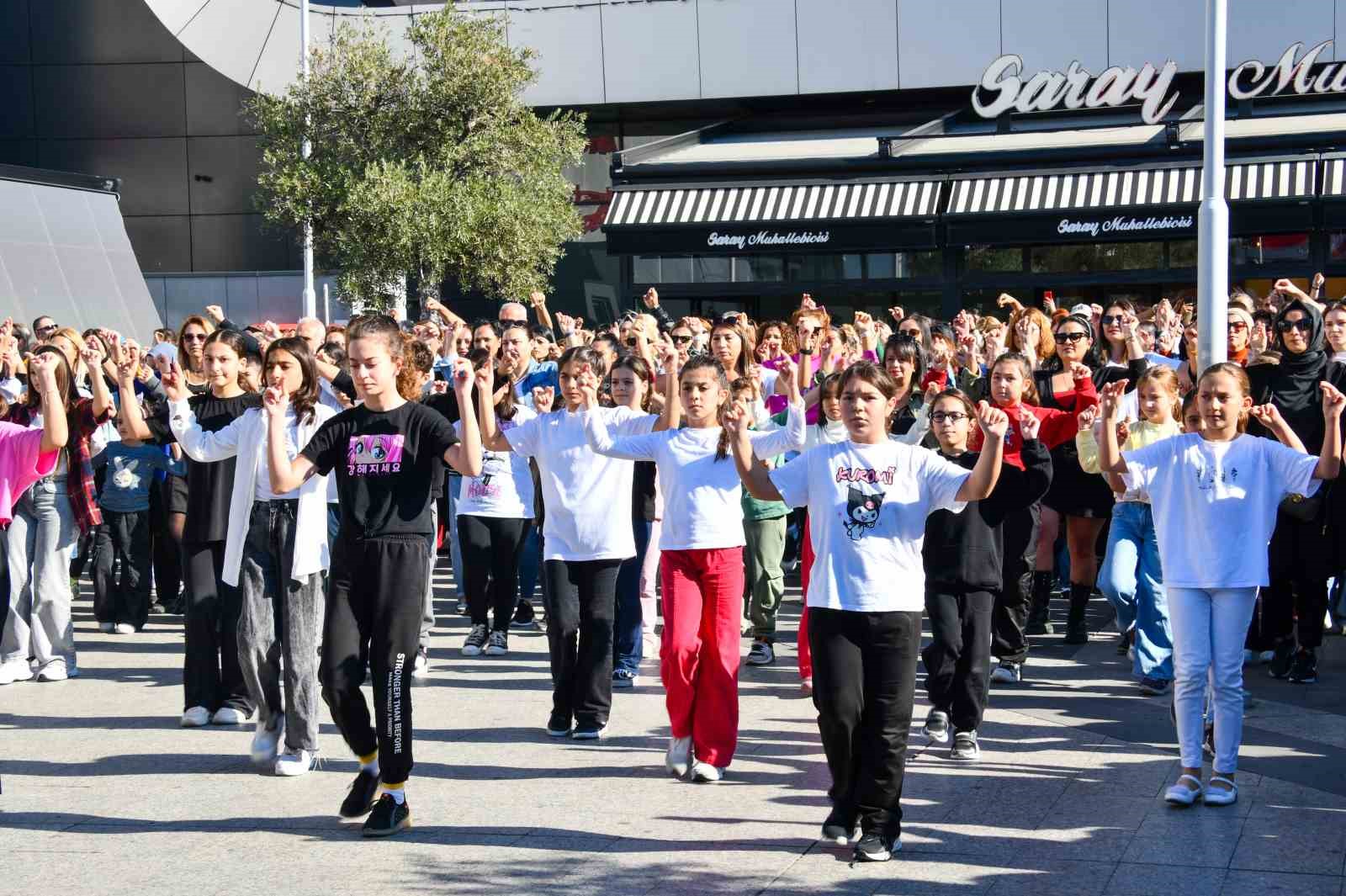 Esenyurt’ta 400 kişi Cumhuriyet’in 101. yılını zeybek oynayarak kutladı
