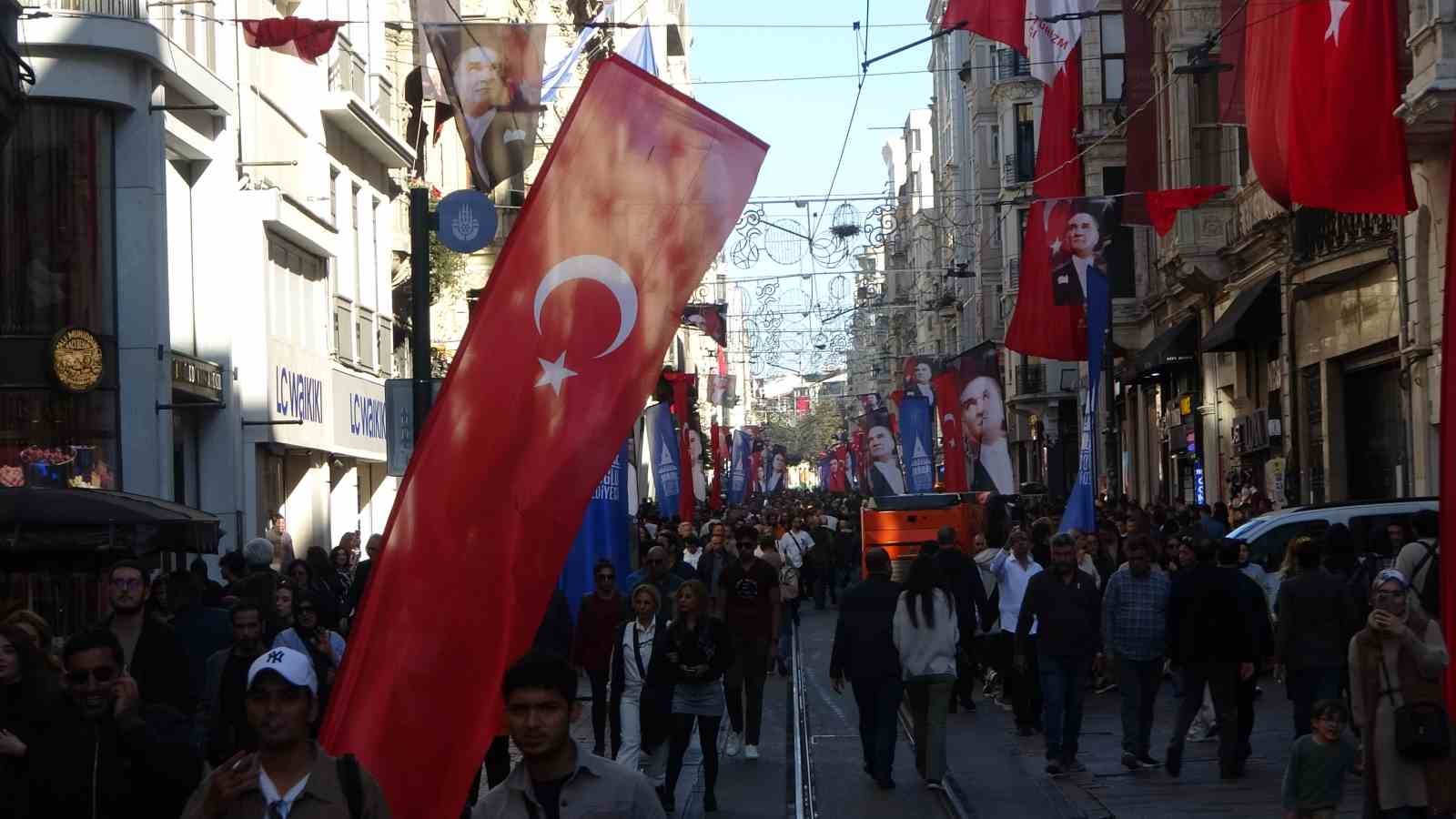 İstiklal Caddesi Cumhuriyet Bayramı’na hazırlanıyor
